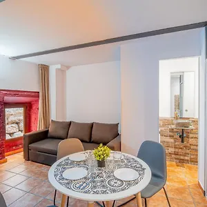 https://apartamento-1-en-la-muralla-romana-junto-a-la-catedral.catalonia-hotels.com